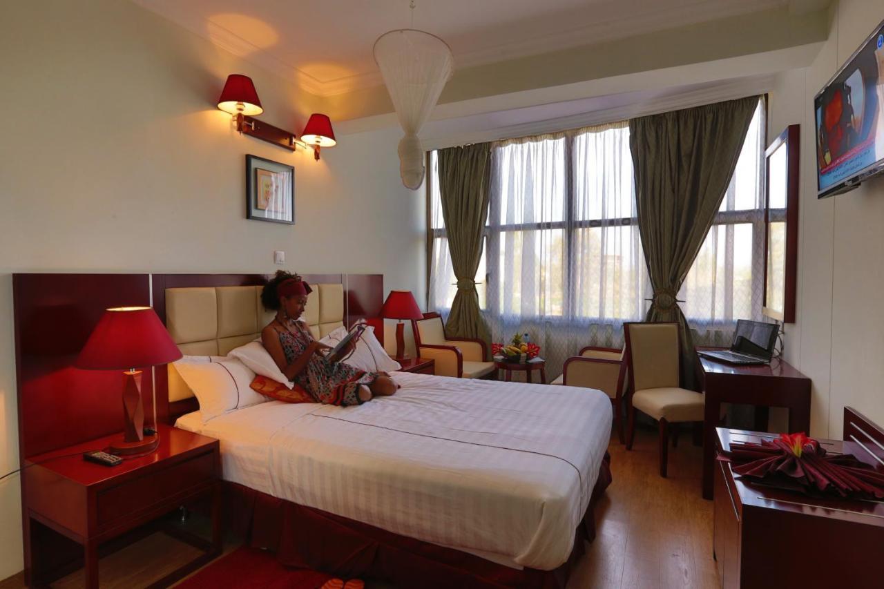 Rahnile Hotel Bahir Dar Buitenkant foto